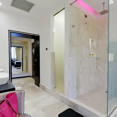 Spanish Diamond Luxury & Jacuzzi Roma