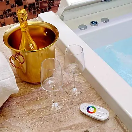 Spanish Diamond Luxury & Jacuzzi 게스트하우스