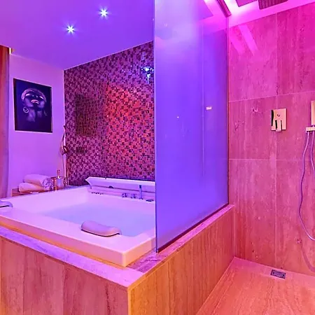 Spanish Diamond Luxury & Jacuzzi 게스트하우스